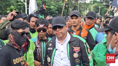 ketua-umum-garda-indonesia-igun-wicaksono-memimpin-25-perwakilan-driver-ojol-bertemu-menhub-1747733946339_169